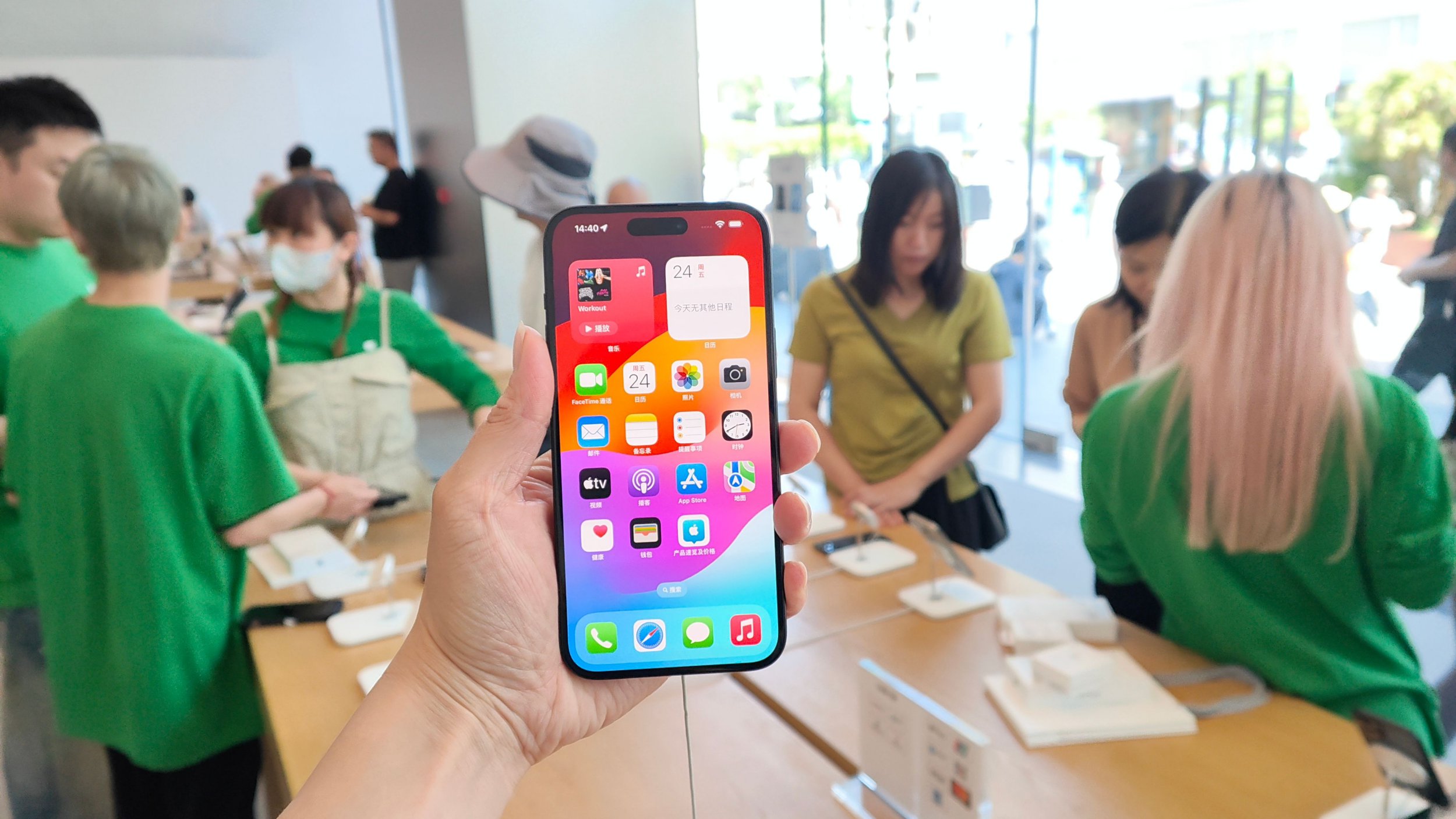 Clients faisant leurs achats pour l'iPhone 15 au magasin phare d'Apple sur la rue piétonne Nanjing à Shanghai, Chine, le 24 mai 2024. Promotion de l'iPhone 15, Shanghai, Chine - 18 juillet 2024