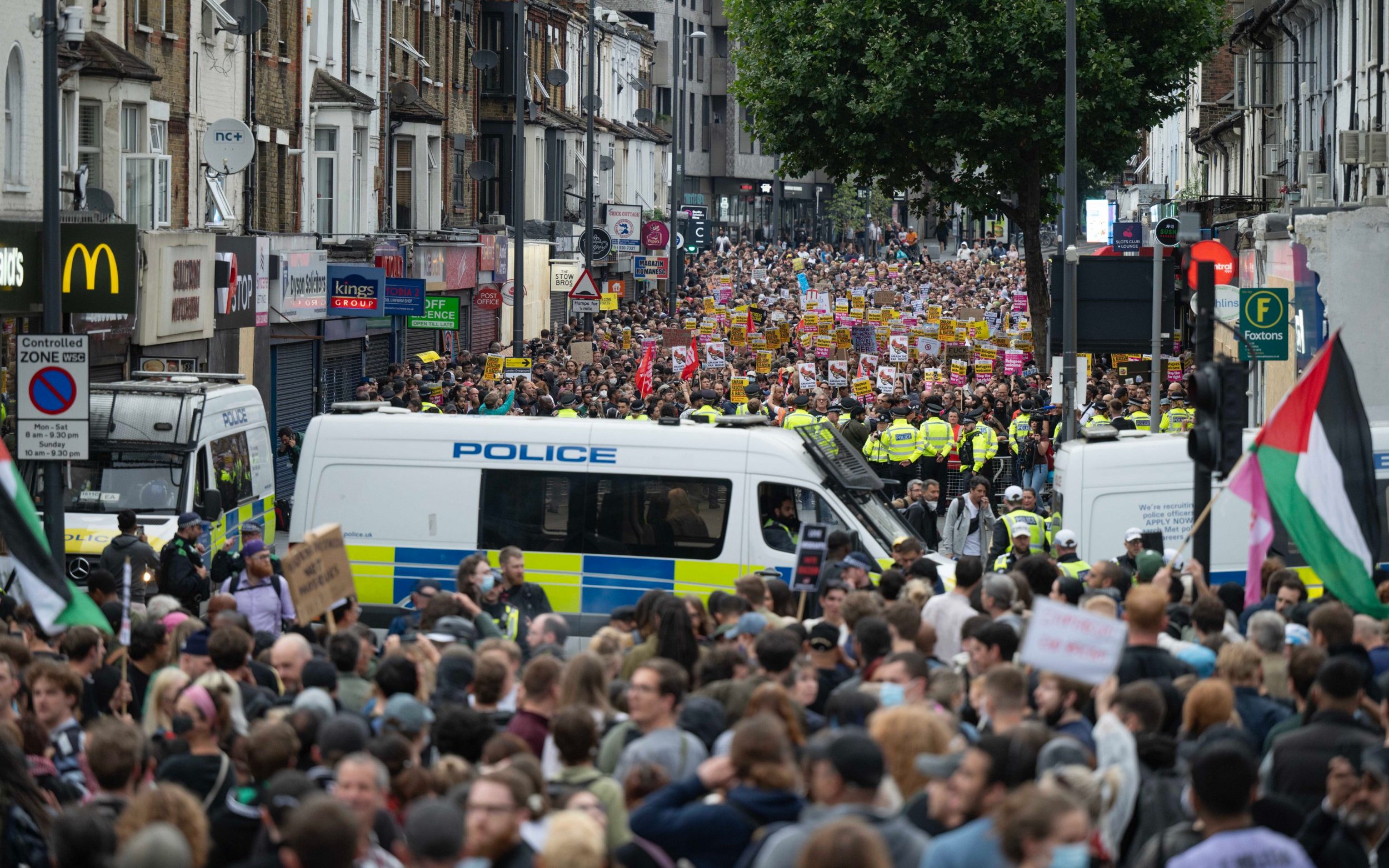 Manifestants anti-droite radicale à Walthamstow