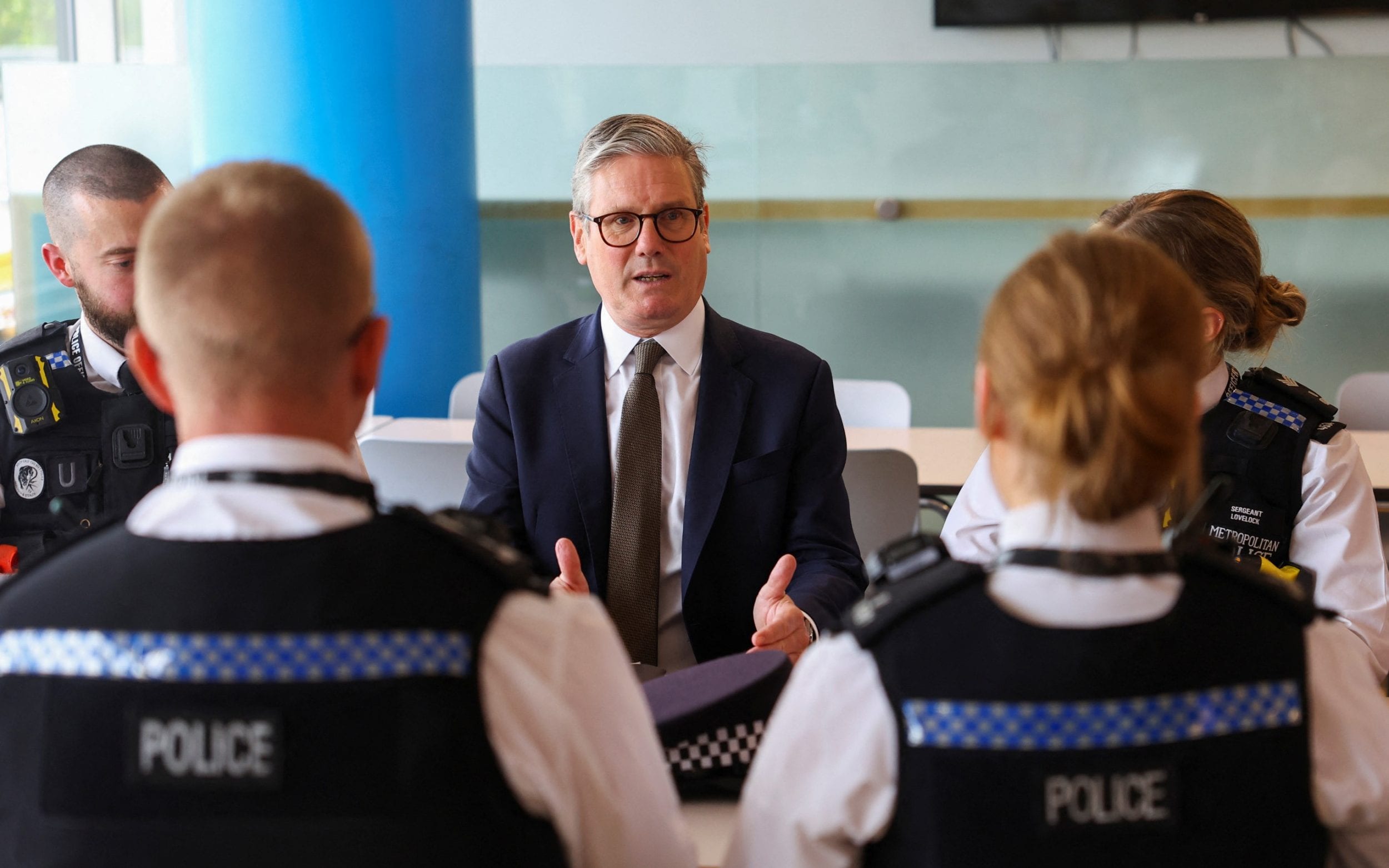 Le Premier ministre Sir Keir Starmer s'adresse aux agents de la Territorial Support Group lors de sa visite au siège de la police de Lambeth à Londres