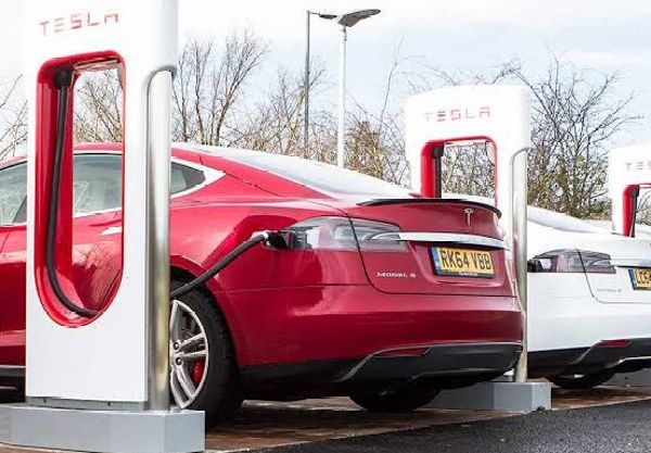 Tesla lance des stations de superchargeurs au Maroc, sa première en Afrique