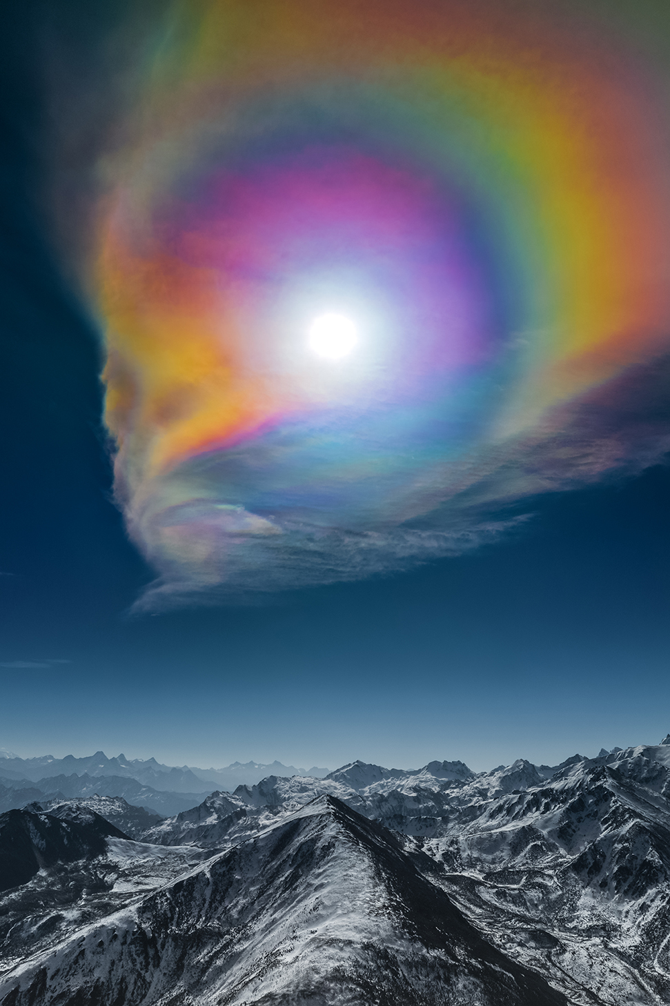 corona colorée au-dessus des montagnes