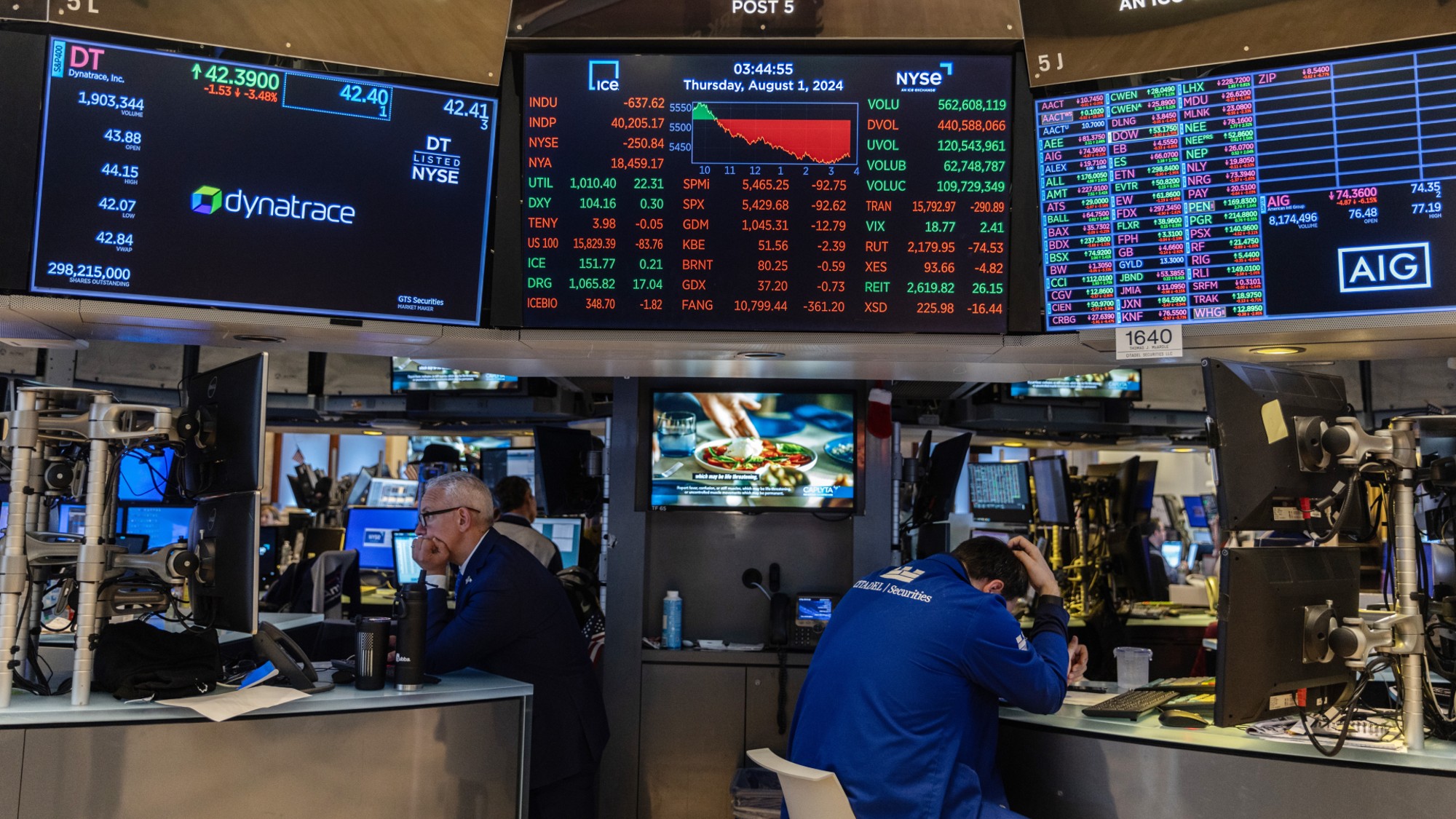 Traders regard the New York Stock Exchange figures with concern on August 1, 2024