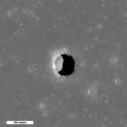 science Une image en noir et blanc d'un trou à la surface de la Lune.