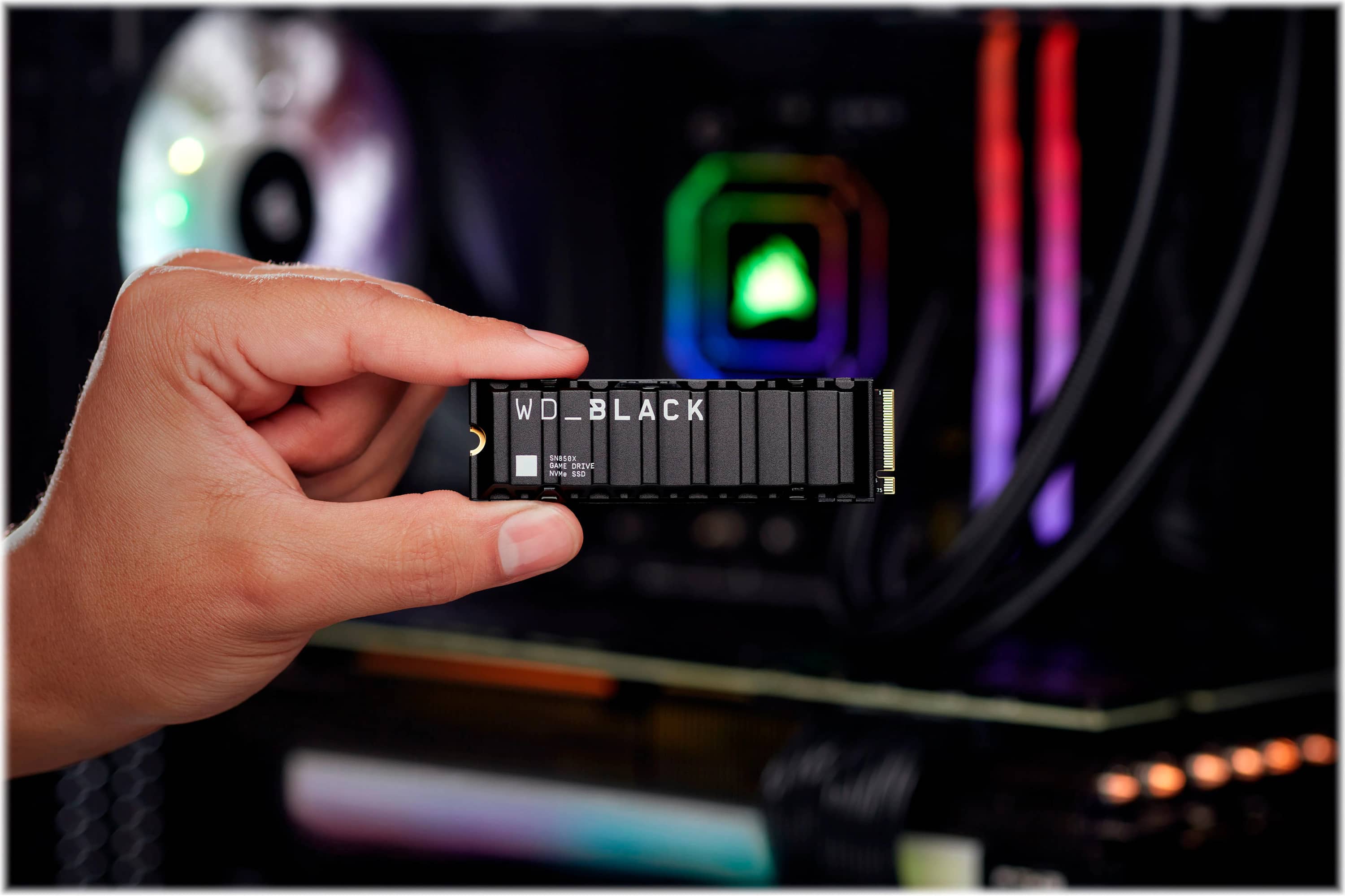 Un SSD WD Black tenu dans une main.