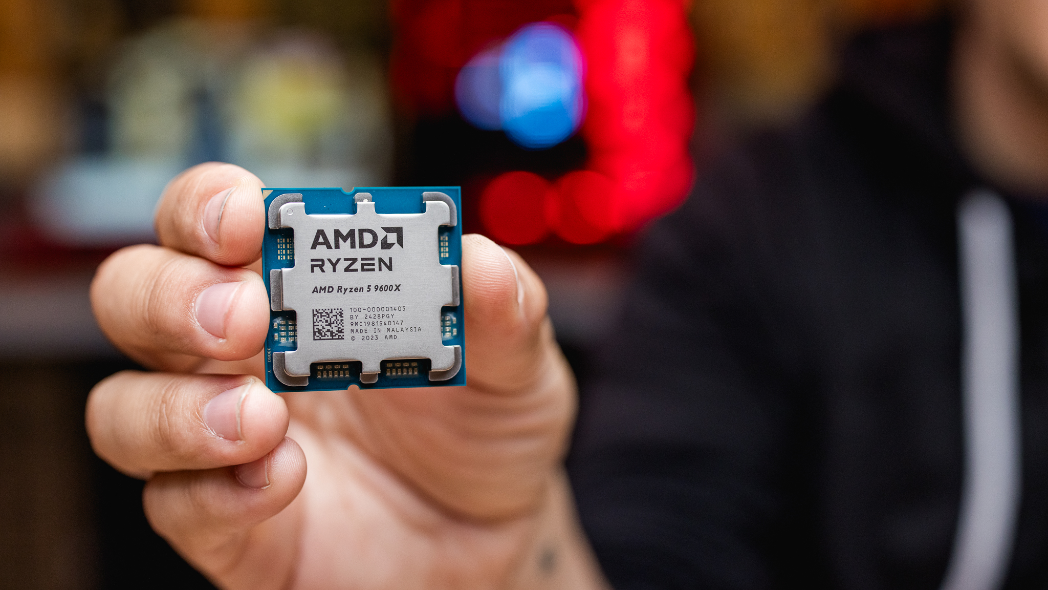 processeur‍ AMD Ryzen 5 9600X tenu dans‌ une main (lancement de Ryzen ​9000)