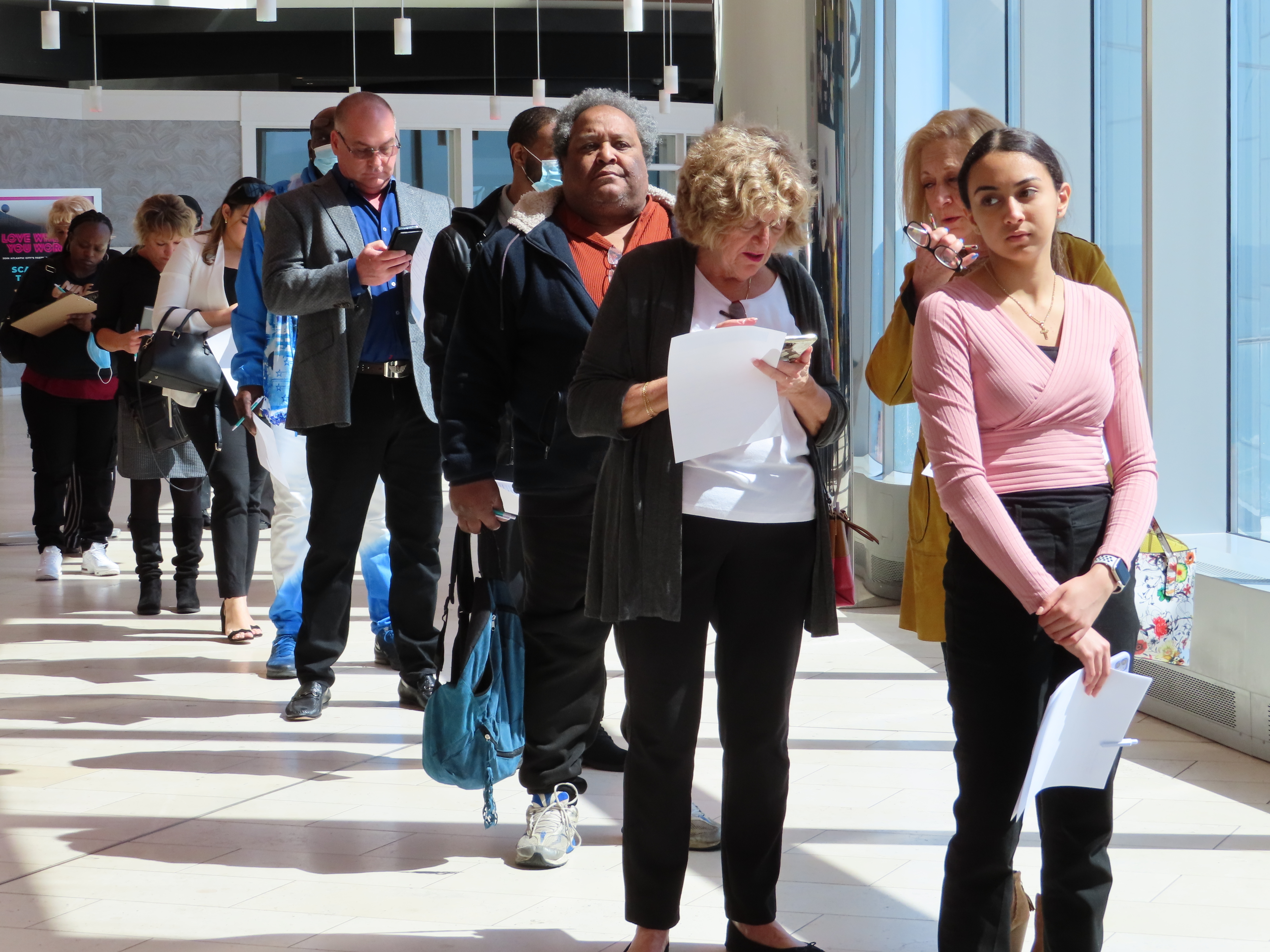 Foule de demandeurs d'emploi lors d'un salon à Atlantic City