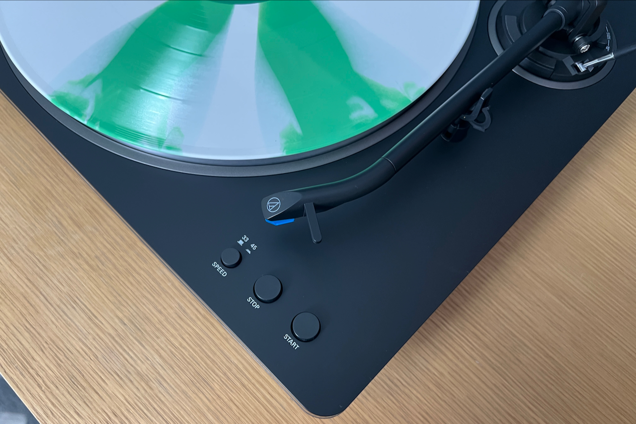 La platine Audio-Technica AT-LP70X avec un disque de couleur menthe.