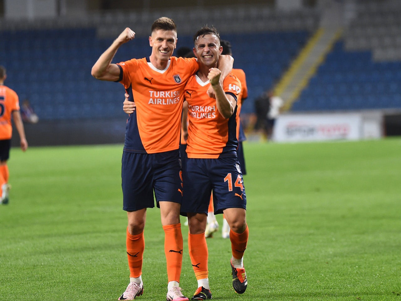 Dimitrios Pelkas de Basaksehir FK célèbre son but avec Krzysztof Piatek le 8 août 2024