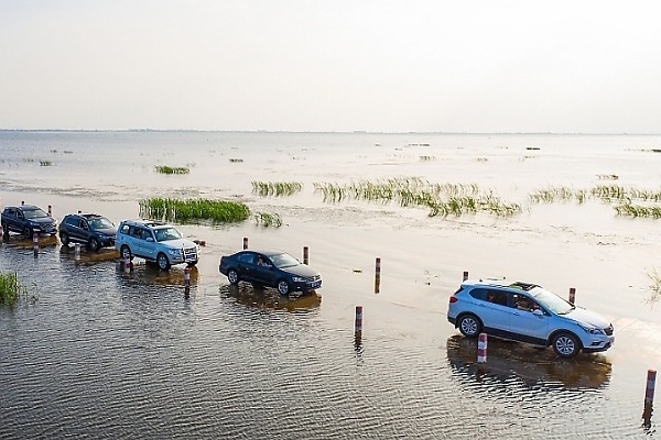 La route submergée en Chine, surnommée 'La plus belle route sous l'eau', rouvre à la circulation