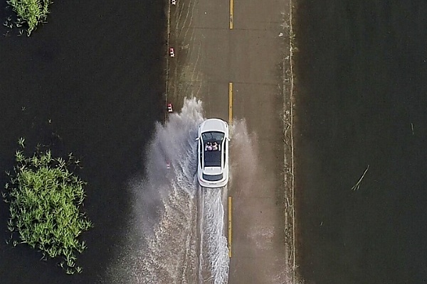 La route submergée en Chine, surnommée 'La plus belle route sous l'eau', rouvre à la circulation