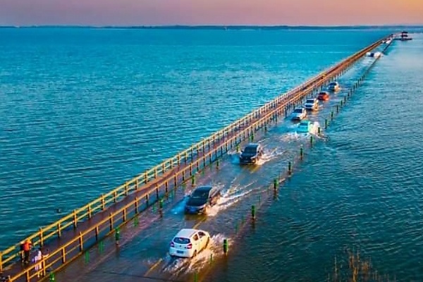 La route submergée en Chine, surnommée 'La plus belle route sous l'eau', rouvre à la circulation