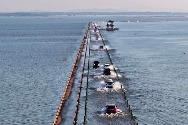 La route submergée en Chine, surnommée 'La plus belle route sous l'eau', rouvre à la circulation