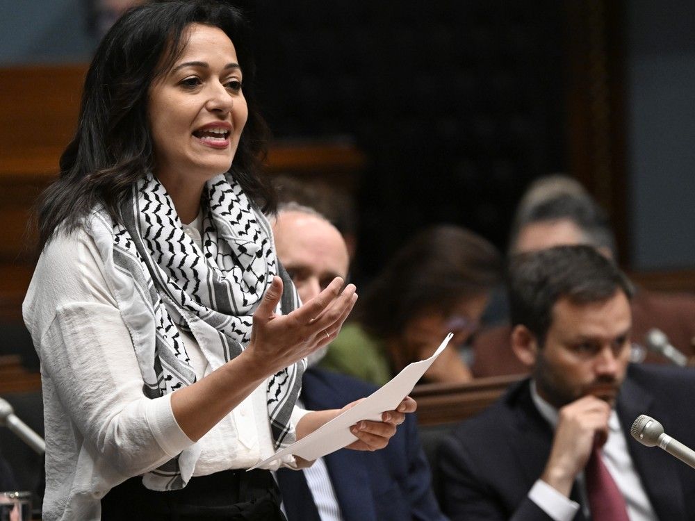 actualités Une femme gesticule à l'Assemblée nationale