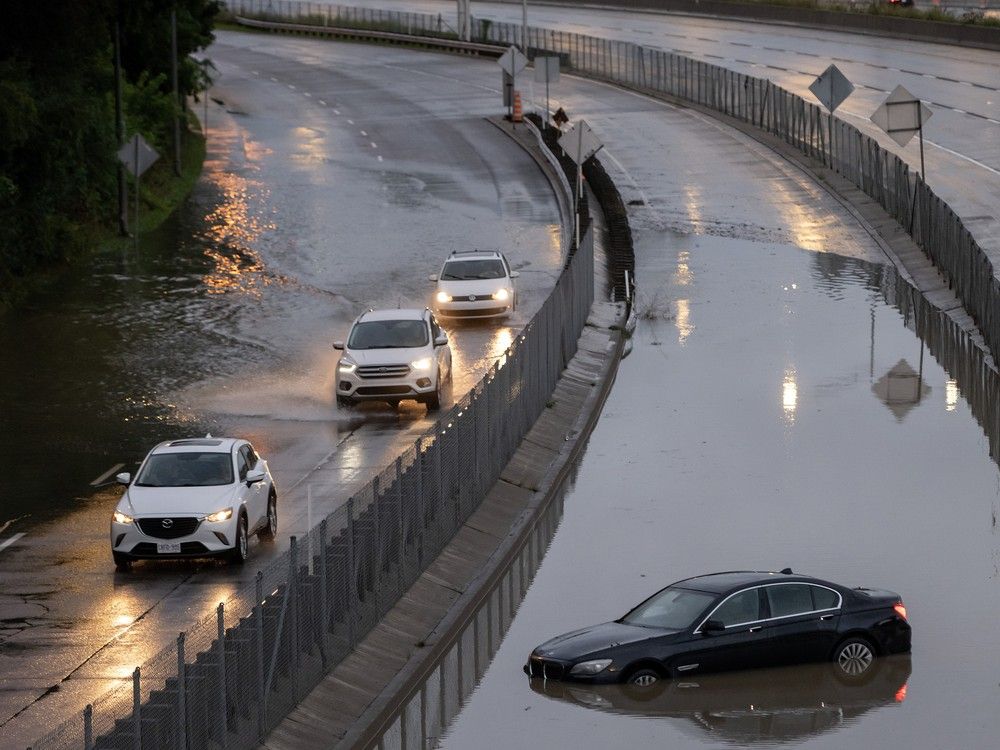actualités Voitures circulant lentement dans l'eau débordant sur la route
