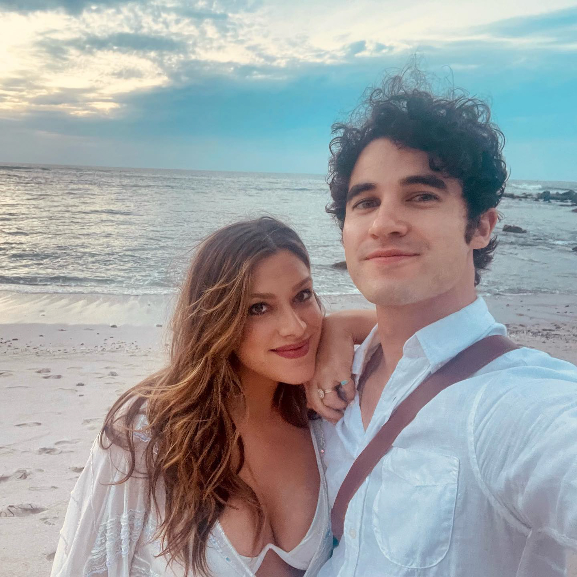 Darren Criss et Mia Swier à la plage.