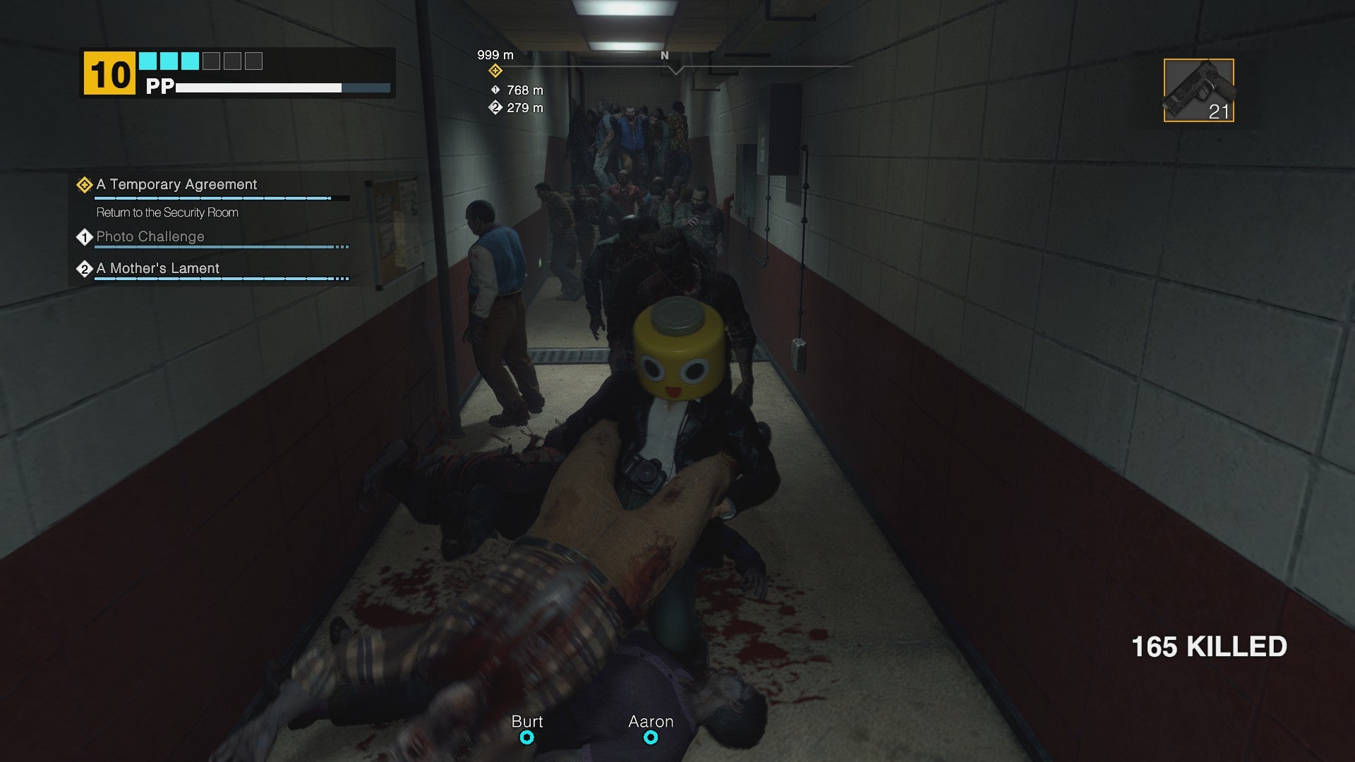 Frank fait tournoyer un zombie par les pieds dans Dead Rising Deluxe Remaster.