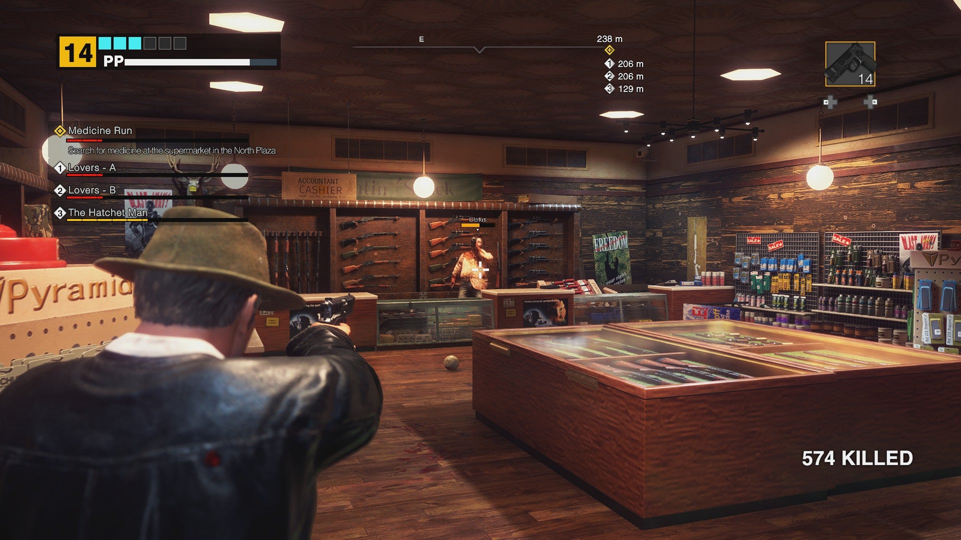 Une fusillade avec le propriétaire du magasin d'armes dans Dead Rising Deluxe Remaster.