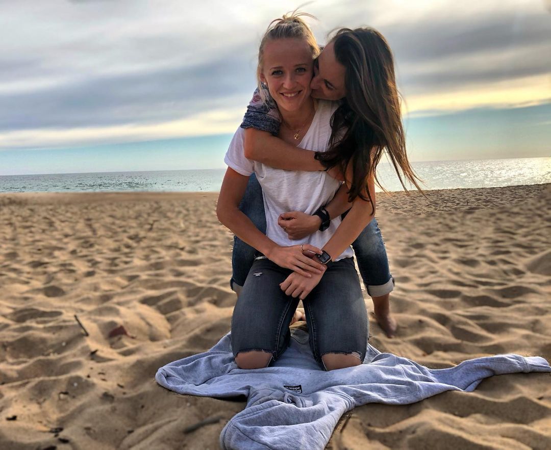 Lea Schüeller et Lara Vadlau à la plage ensemble.