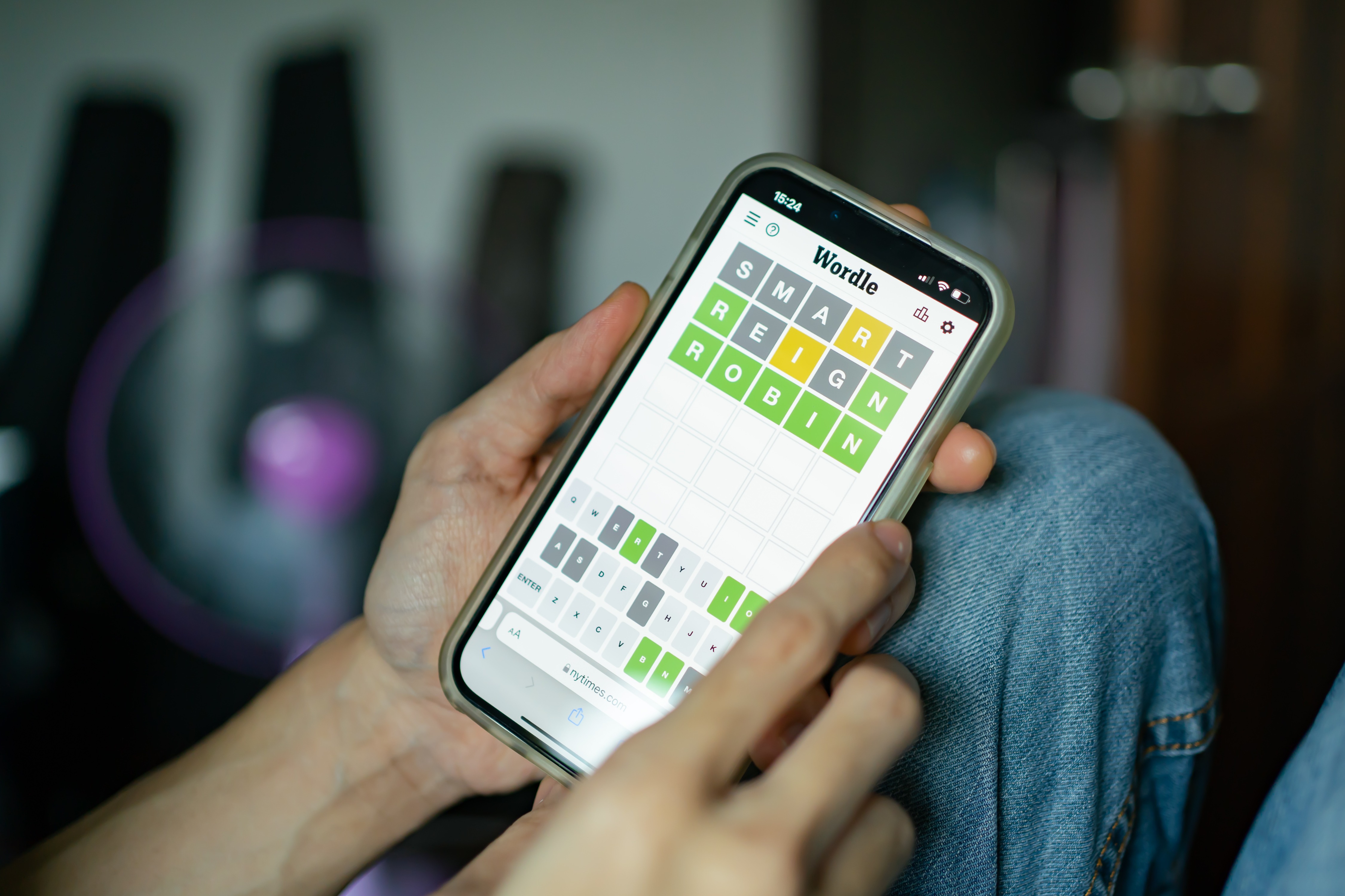 Une personne jouant à Wordle sur un smartphone.