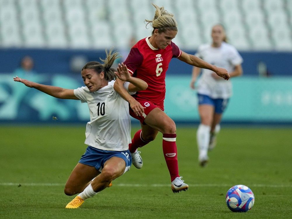 medecine Nouvelle-Zélande et joueuse canadienne se disputent le ballon lors d'un match de soccer aux Jeux Olympiques de Paris