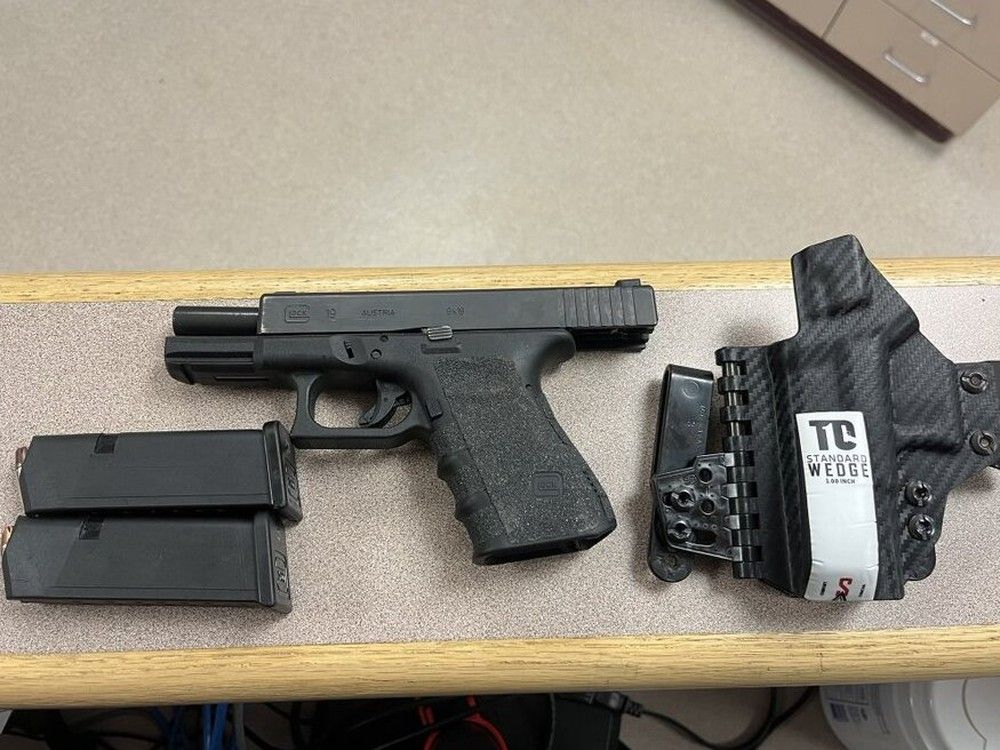 médecine Un citoyen américain fait face à plusieurs accusations après que des agents maritimes de l'OPP ont saisi un pistolet automatique et des munitions jeudi sur le fleuve Saint-Laurent près de Brockville.