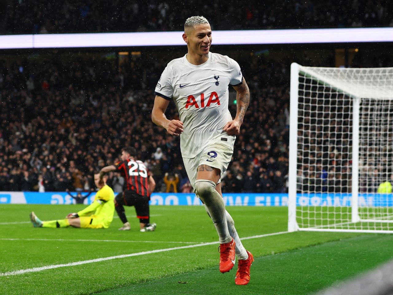 Richarlison célèbre son troisième but le 31 décembre 2023