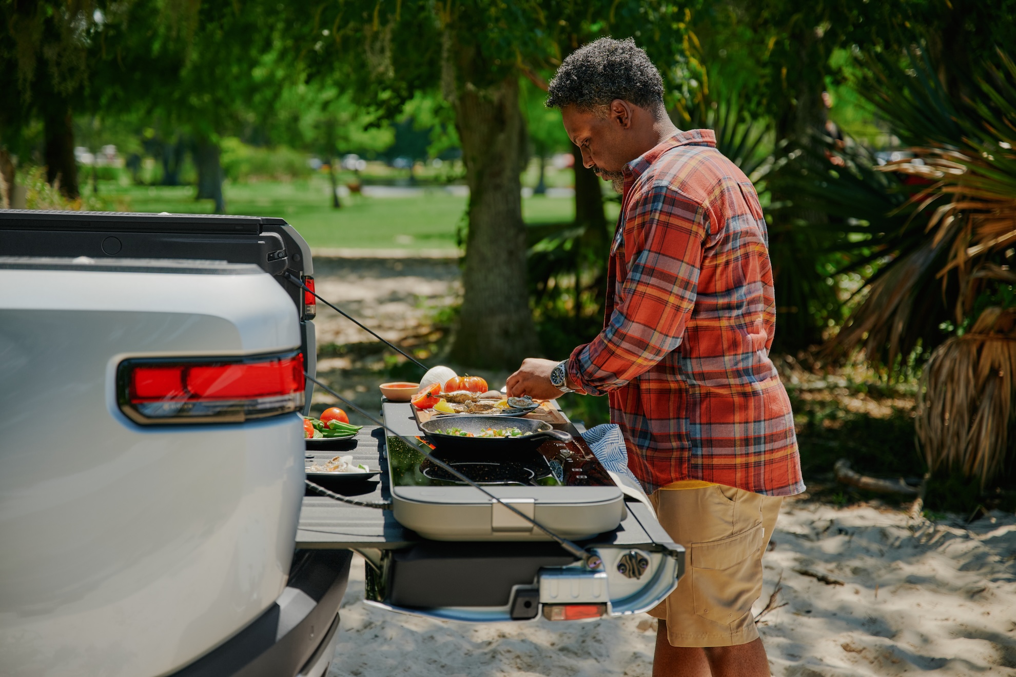 technologie Rivian lance une cuisine de camping plus petite à 1 400 $, cinq ans après la démonstration initiale