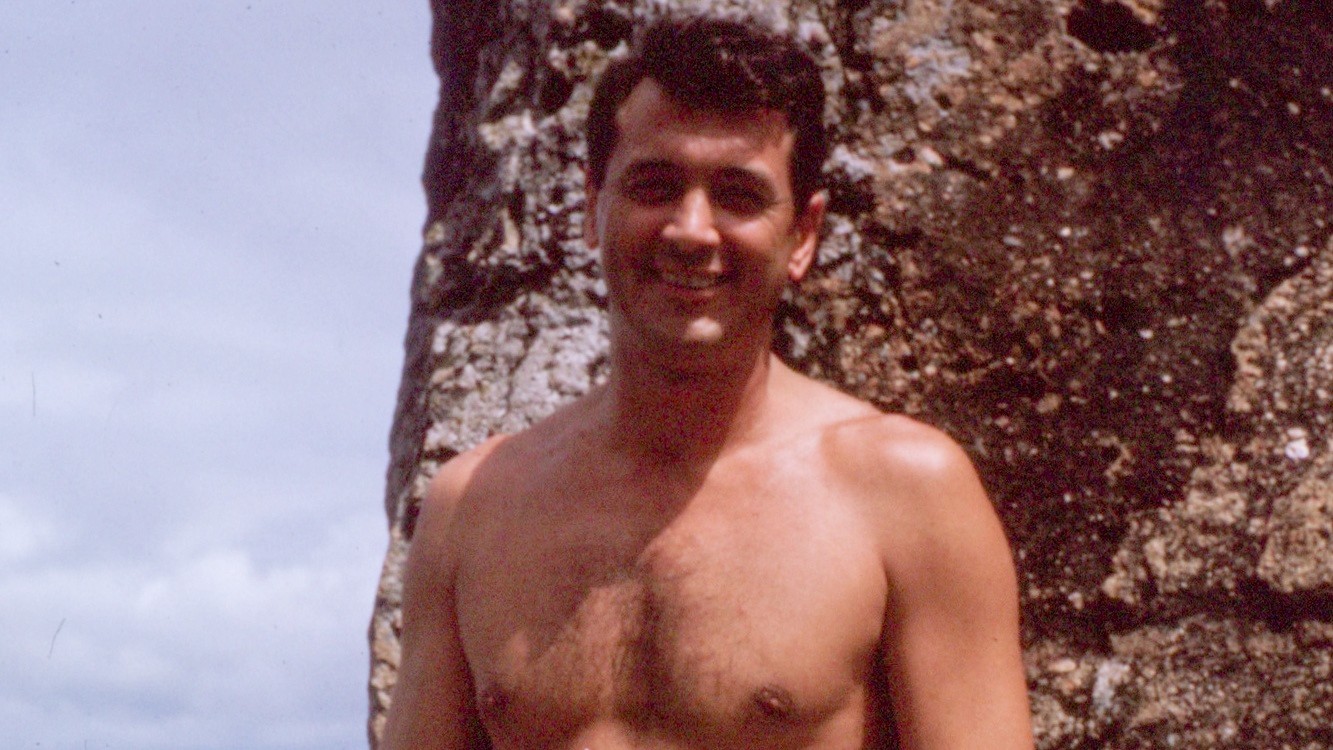 Rock Hudson sourit dans Tout Ce Que Le Ciel Permet.