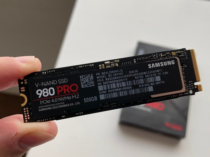 Le SSD Samsung 980 Pro‌ tenu dans une main.