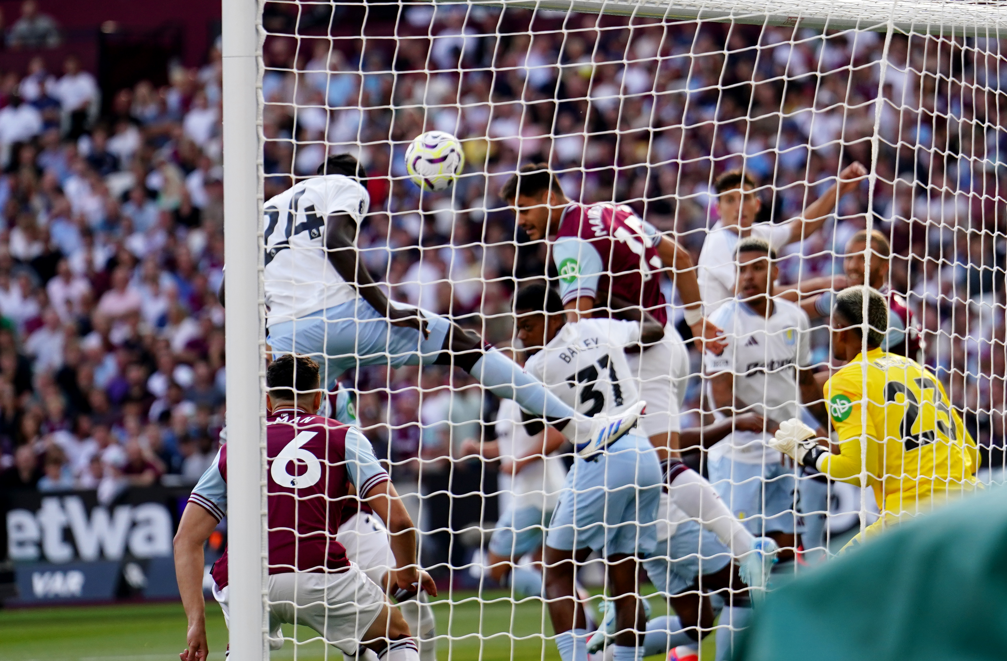 Amadou Onana marque lors de son premier match avec Villa