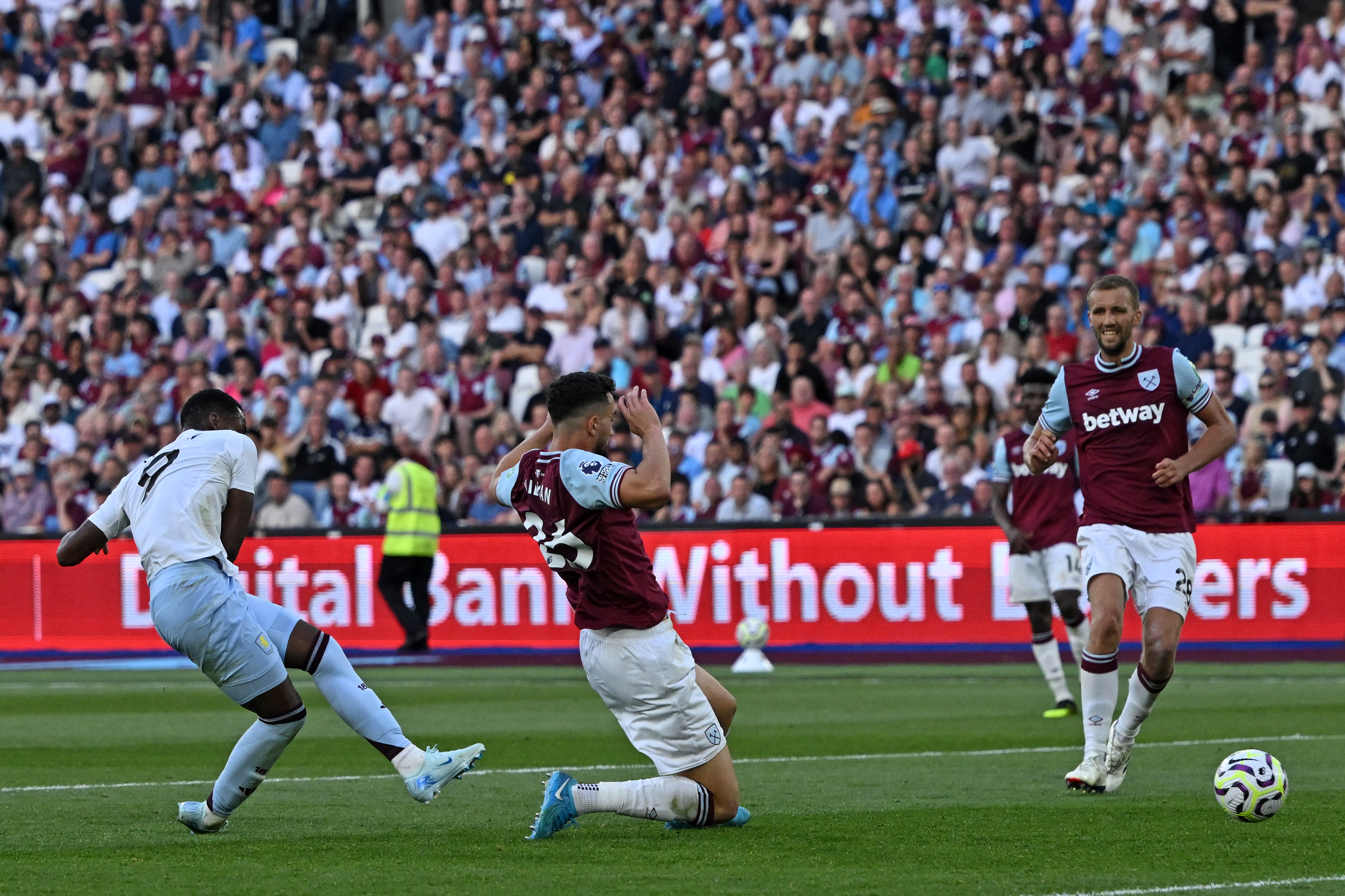 Jhon Duran brise le cœur des supporters de West Ham