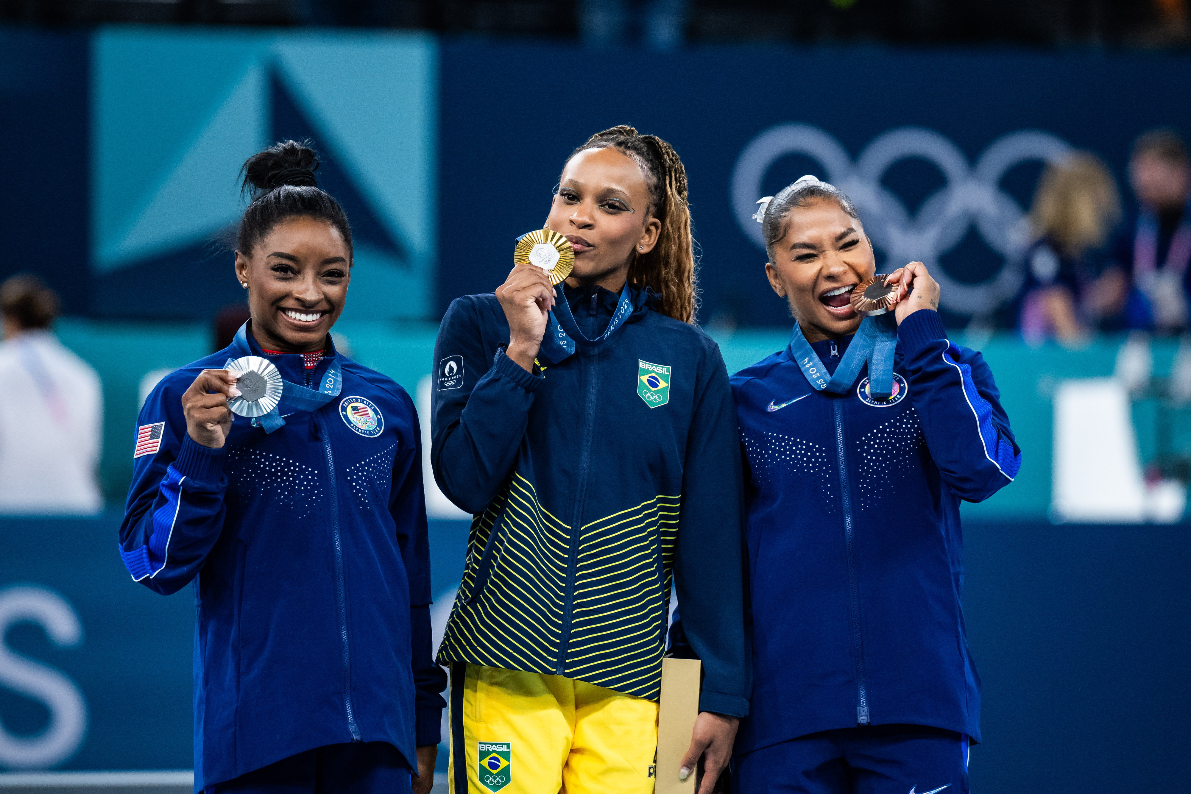 Jordan Chiles sur le podium avec Simone Biles et Rebeca Andrade