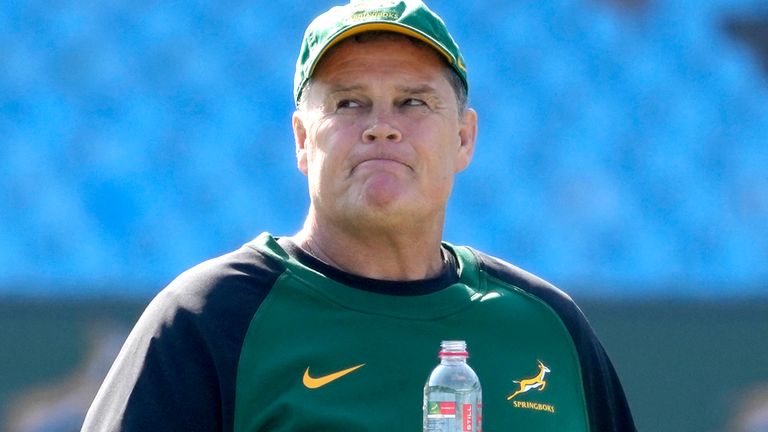 sport Rassie Erasmus, directeur du rugby sud-africain, observe les joueurs s'échauffer au stade Loftus Versfeld à Pretoria, Afrique du Sud.