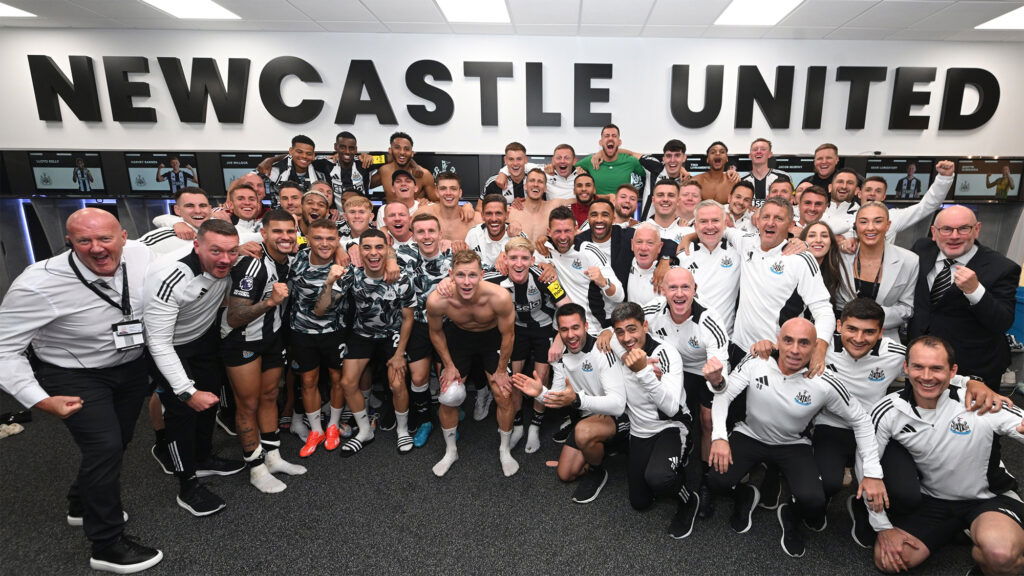 Célébration de l'équipe de Newcastle United dans le vestiaire