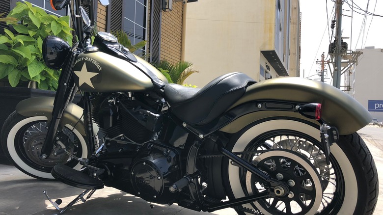 Un modèle Softail de Harley-Davidson