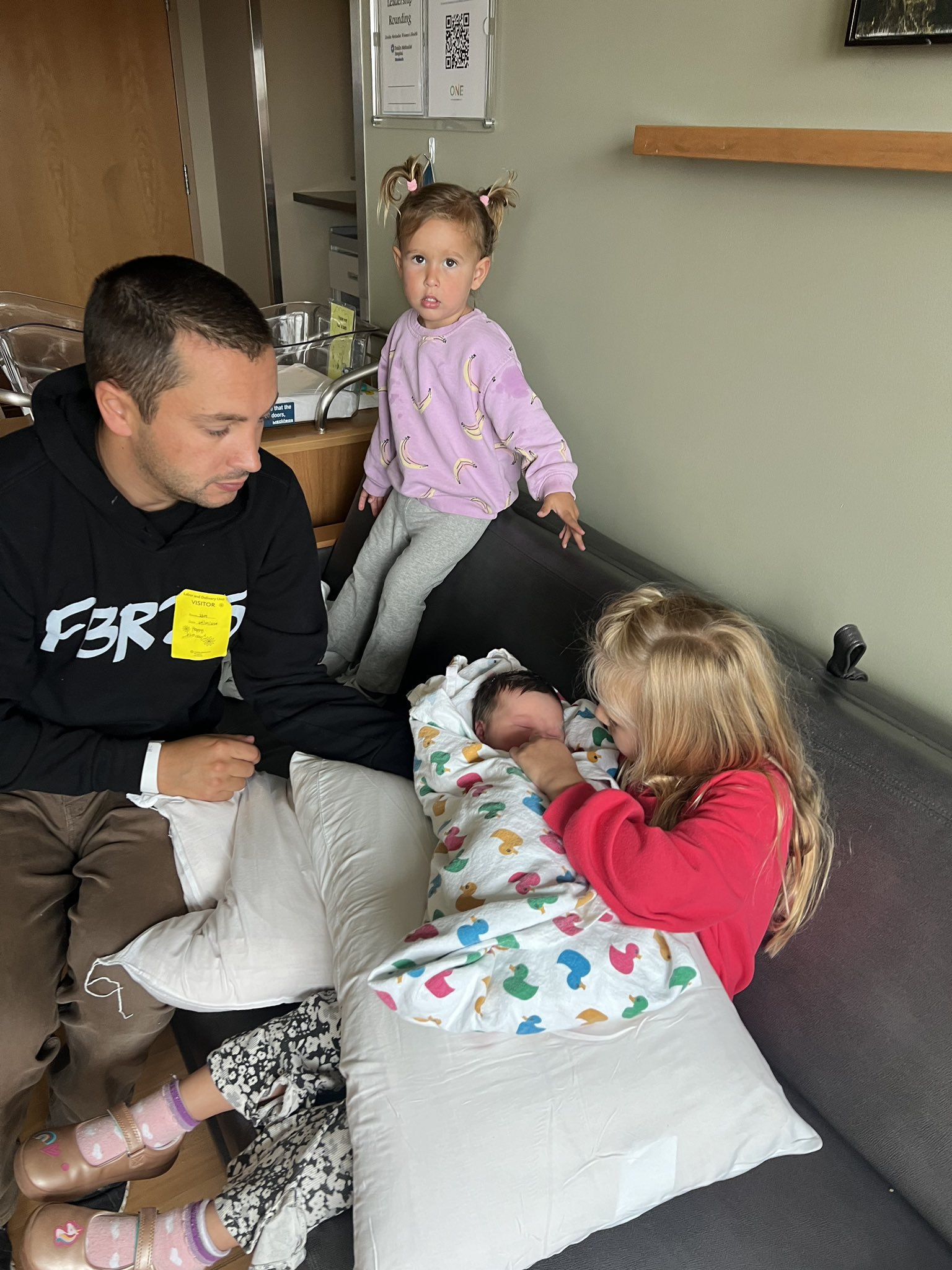 Tyler Joseph et Jenna Joseph avec leurs trois enfants