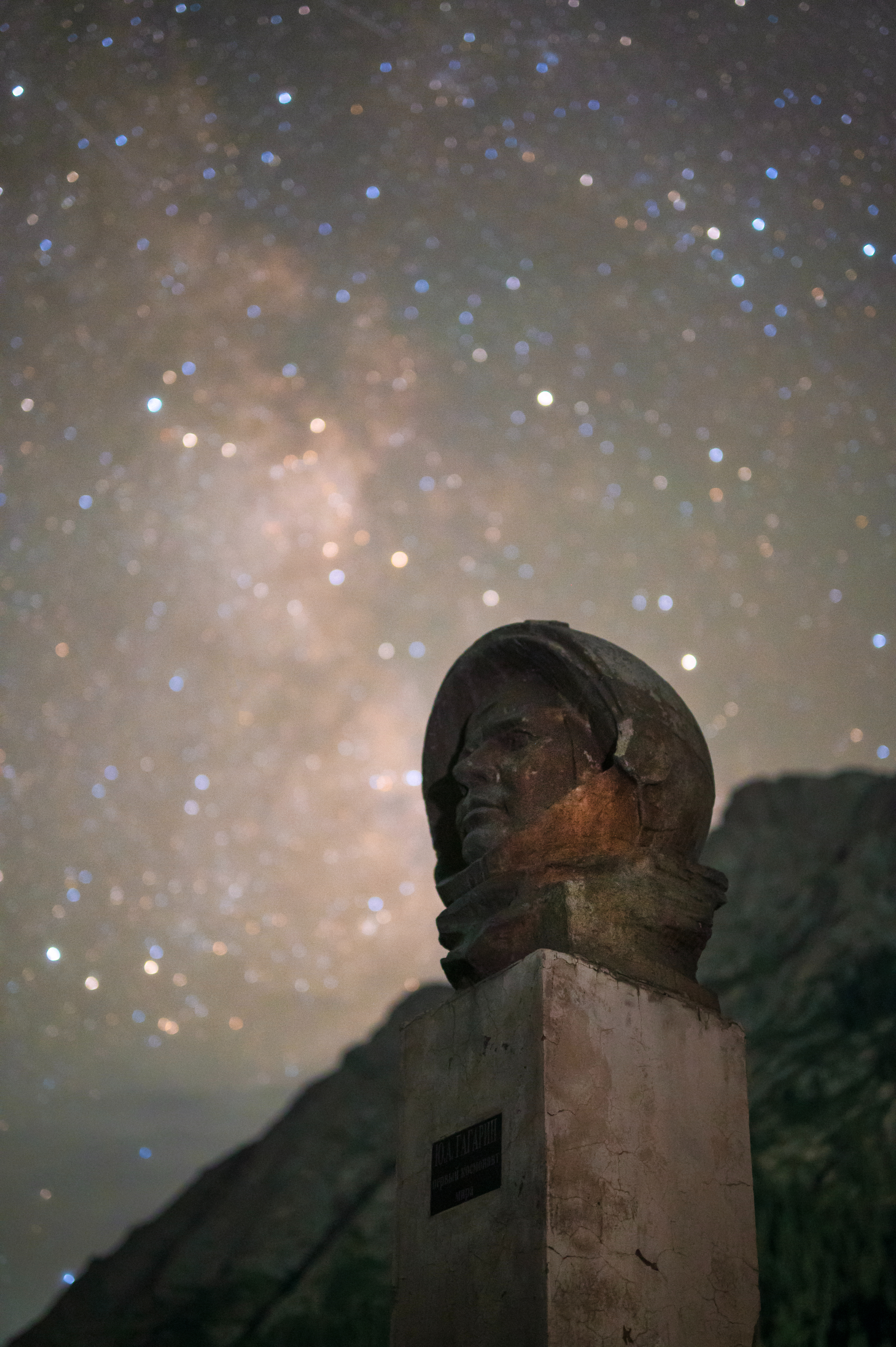 science Statue de Yuri Gagarin avec la voie lactée en arrière-plan, le ciel est rempli d'étoiles.