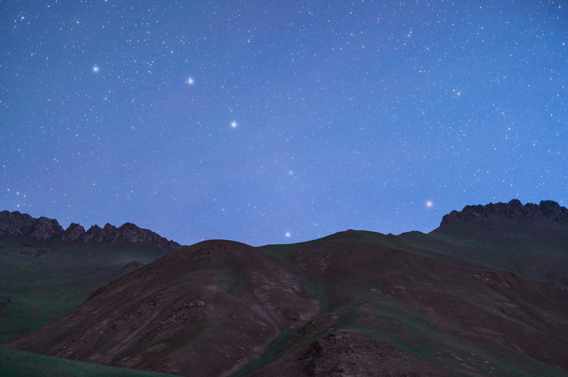 science Un ciel bleu foncé rempli d'étoiles et l'asterisme distinct de la Grande Ourse.