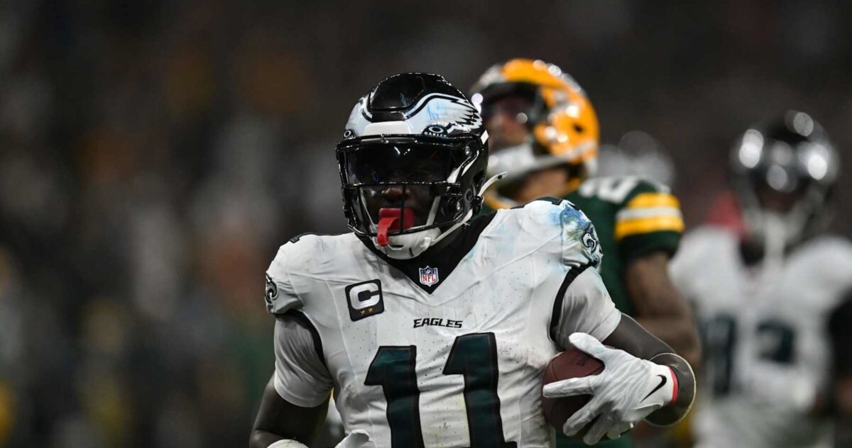 Rumeurs NFL : Les Eagles anticipent le retour d’A.J. Brown après sa blessure aux ischio-jambiers pour la semaine 3 !