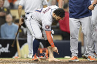 Jose Altuve expulsé pour avoir enlevé sa chaussure et son chaussette lors d’une dispute sur une décision non signalée !