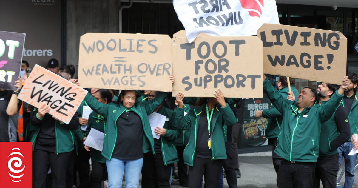 Thousands of Woolworths supermarket staff strike