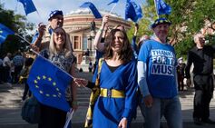 La soirée des Remoaners gâchée : les drapeaux de l’UE confisqués lors de la Dernière Nuit des Proms !