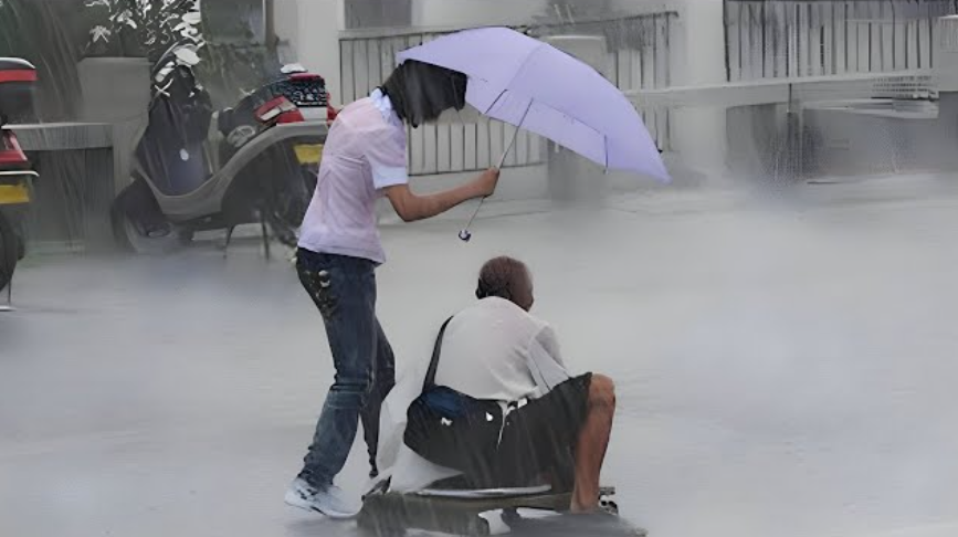 Un homme secourt une femme coincée sous la pluie, le lendemain un hélicoptère survole sa maison !