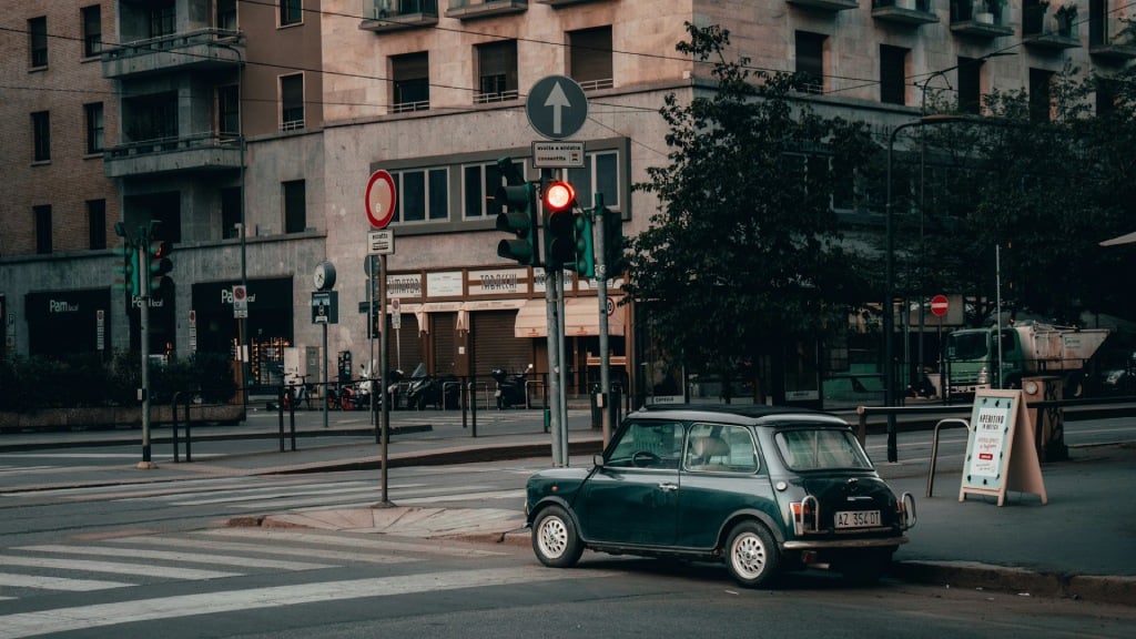 Peut-on passer l’examen pratique de conduite en Italie uniquement avec une voiture à boîte manuelle ?