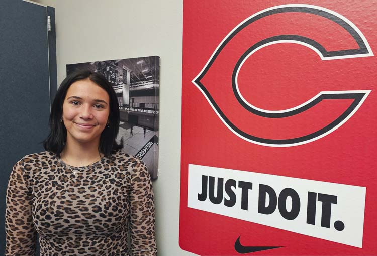 Kendall Mairs, fière de ses réalisations sportives, a aidé son école à remporter la Coupe Scholastic de la WIAA, avec une performance remarquable en volleyball et un championnat d'État en basketball.