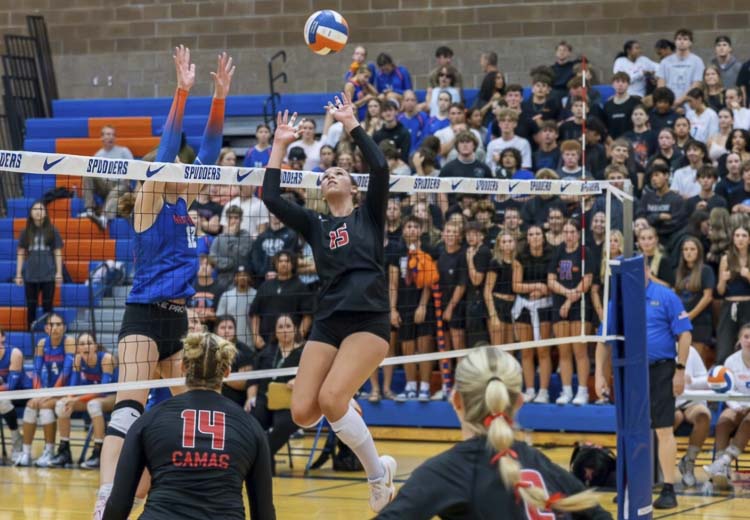 Kendall Mairs, montrant ses compétences impressionnantes, a été sélectionnée dans l'équipe première de la ligue en tant que freshman et sophomore, et a été co-joueuse de l'année en volleyball l'année dernière.