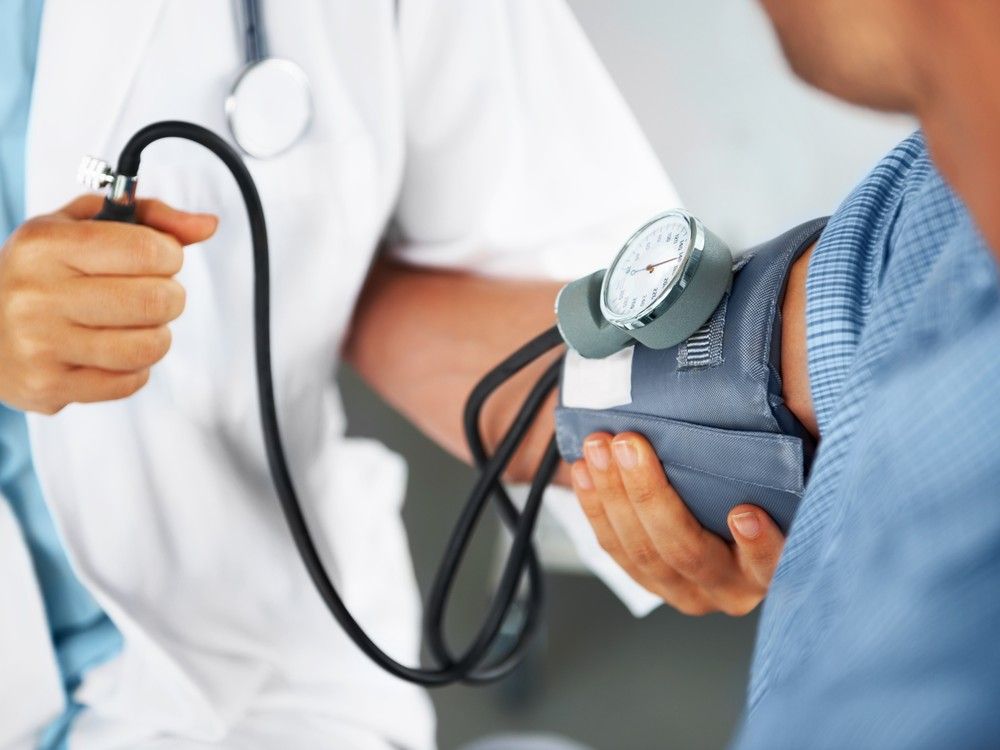 infirmier praticien utilisant un stéthoscope