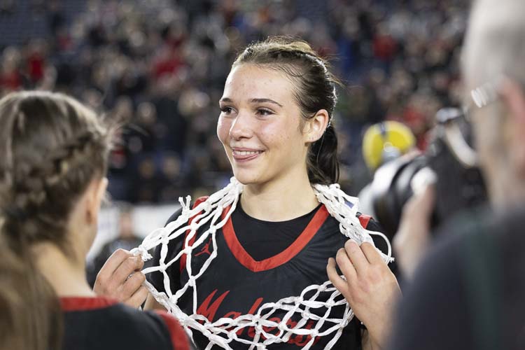 Kendall Mairs portant l'un des filets de championnat d'État après la victoire des Papermakers de Camas.