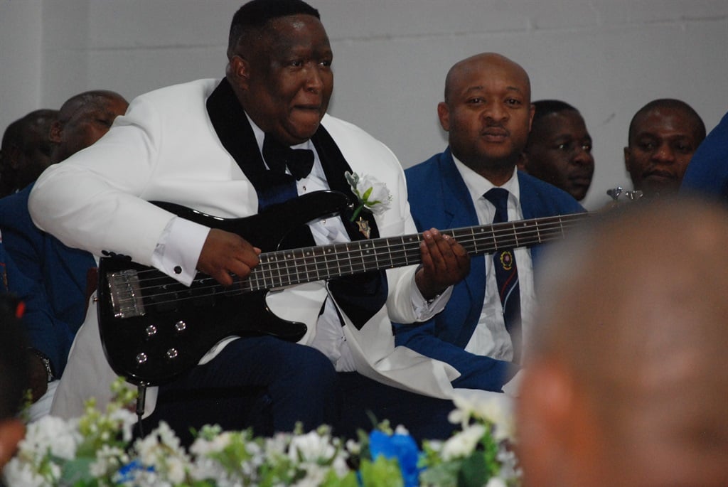 Khola Phalatse jouant de la guitare lors de son mariage le 8 septembre. Photo par Khaya Masipa