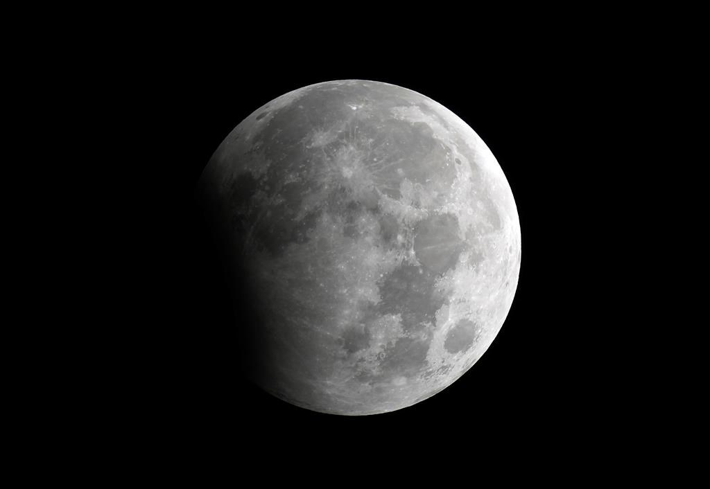 Une éclipse lunaire partielle observée à Karachi, Pakistan, le 29 octobre 2023.